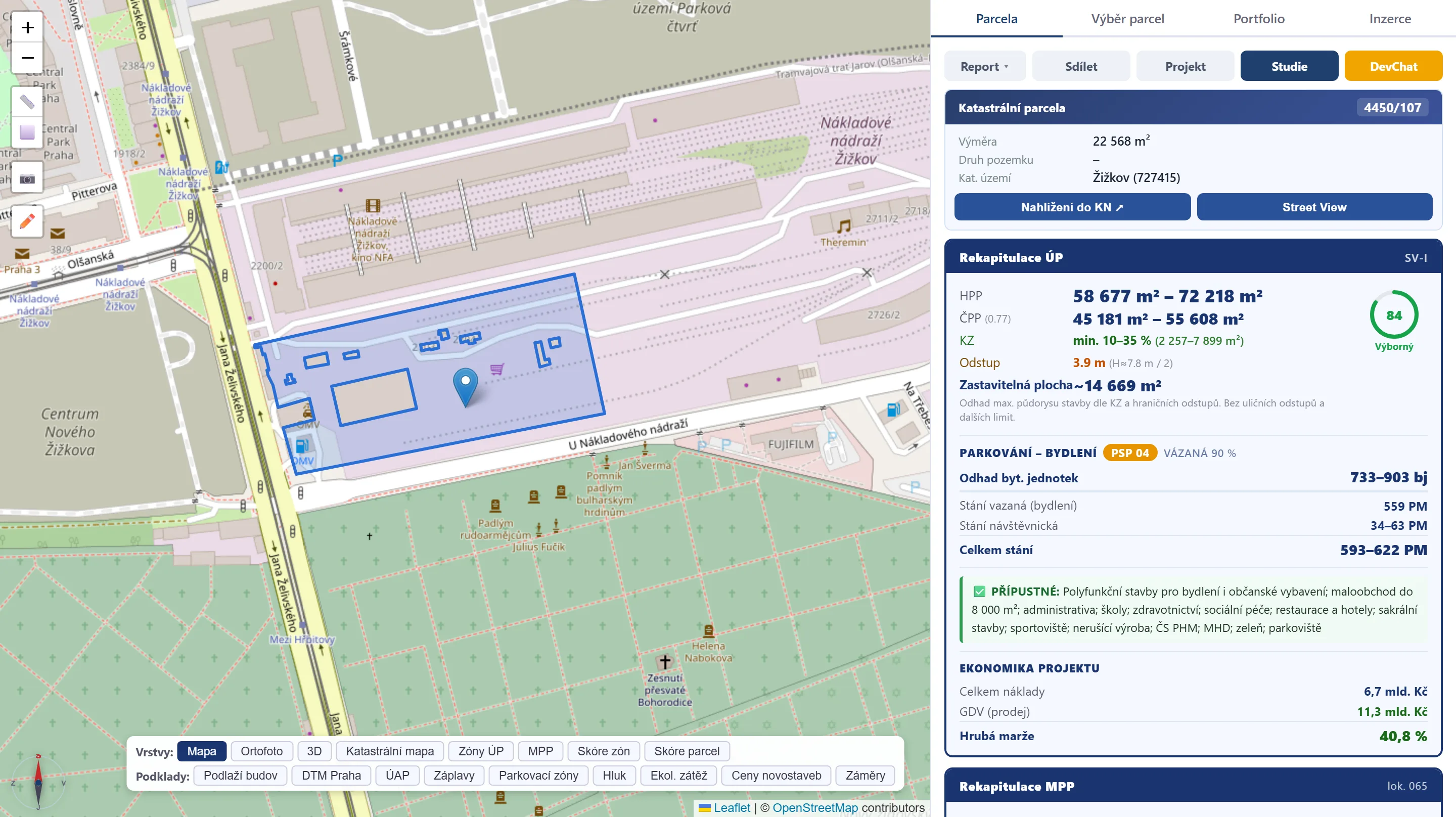Devcheck – analýza parcely na Nákladovém nádraží Žižkov: mapa s vyznačeným pozemkem a panel s rekapitulací územního plánu, HPP, parkováním, skóre 84 a ekonomikou projektu